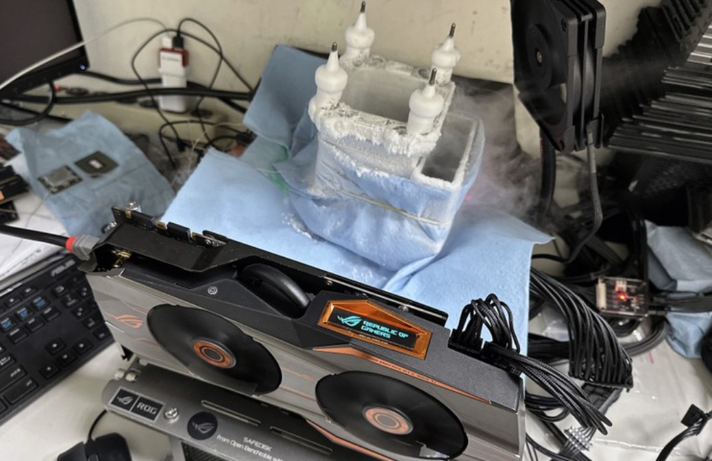 Processore durante l'overclocking con raffreddamento ad azoto liquido.